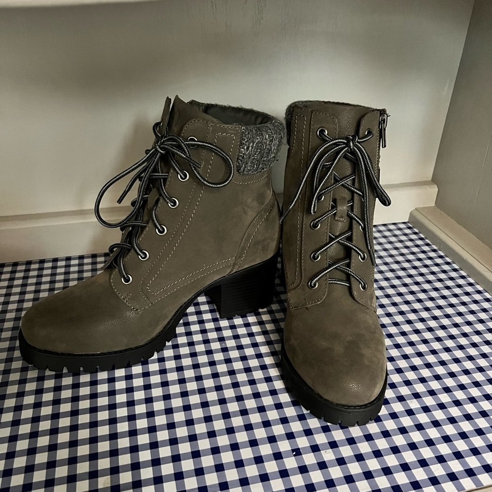 Brand new boots. Gray color. Size 8.5